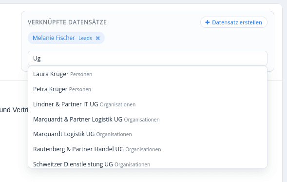 Box mit verknüpften Datensätzen neben der E-Mail, inklusive Suche und Button zum Erstellen eines neuen Datensatzes